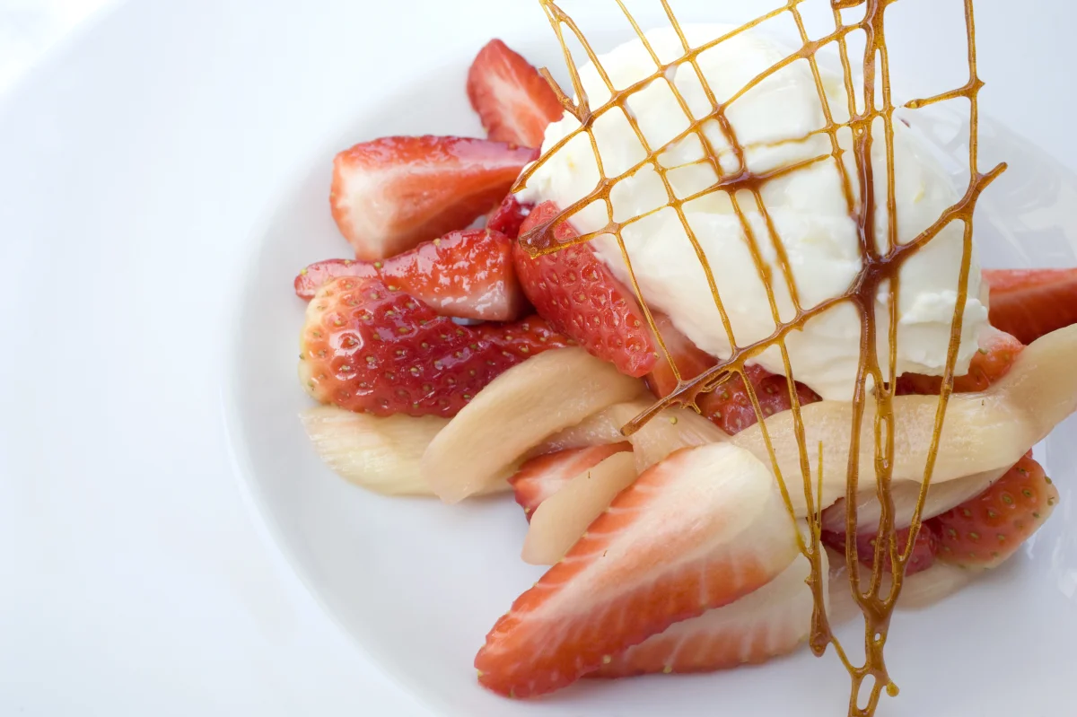 Erdbeer-Dessert mit Frischkäse und Karamell