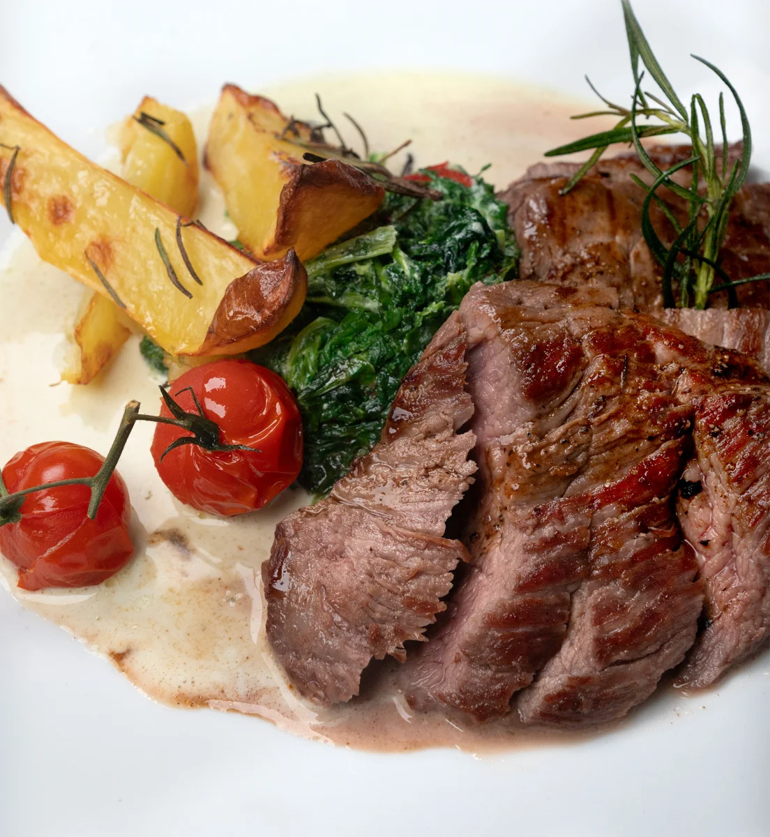 Flank Steak mit Spinat und Kirschtomaten