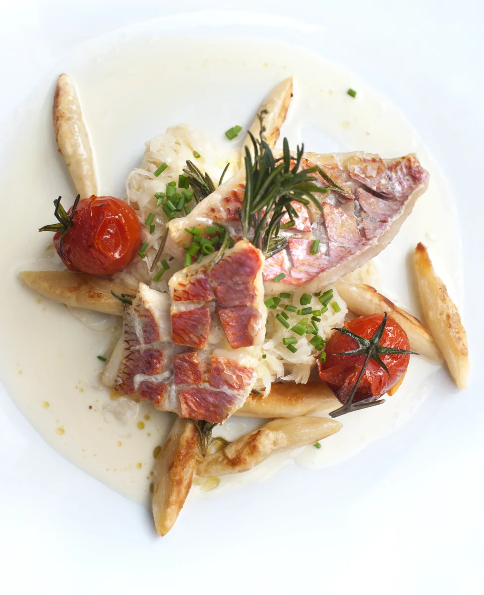 Rotbarbe auf Spargel mit Rosmarin